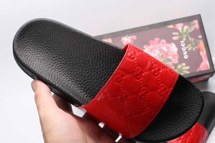 G*u*i slippers